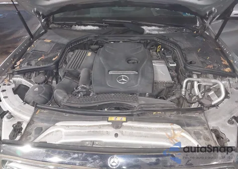 2016 Mercedes-Benz C 300 Luxury 4Matic z USA, uszkodzony, nr VIN 55SWF4KB3GU135076